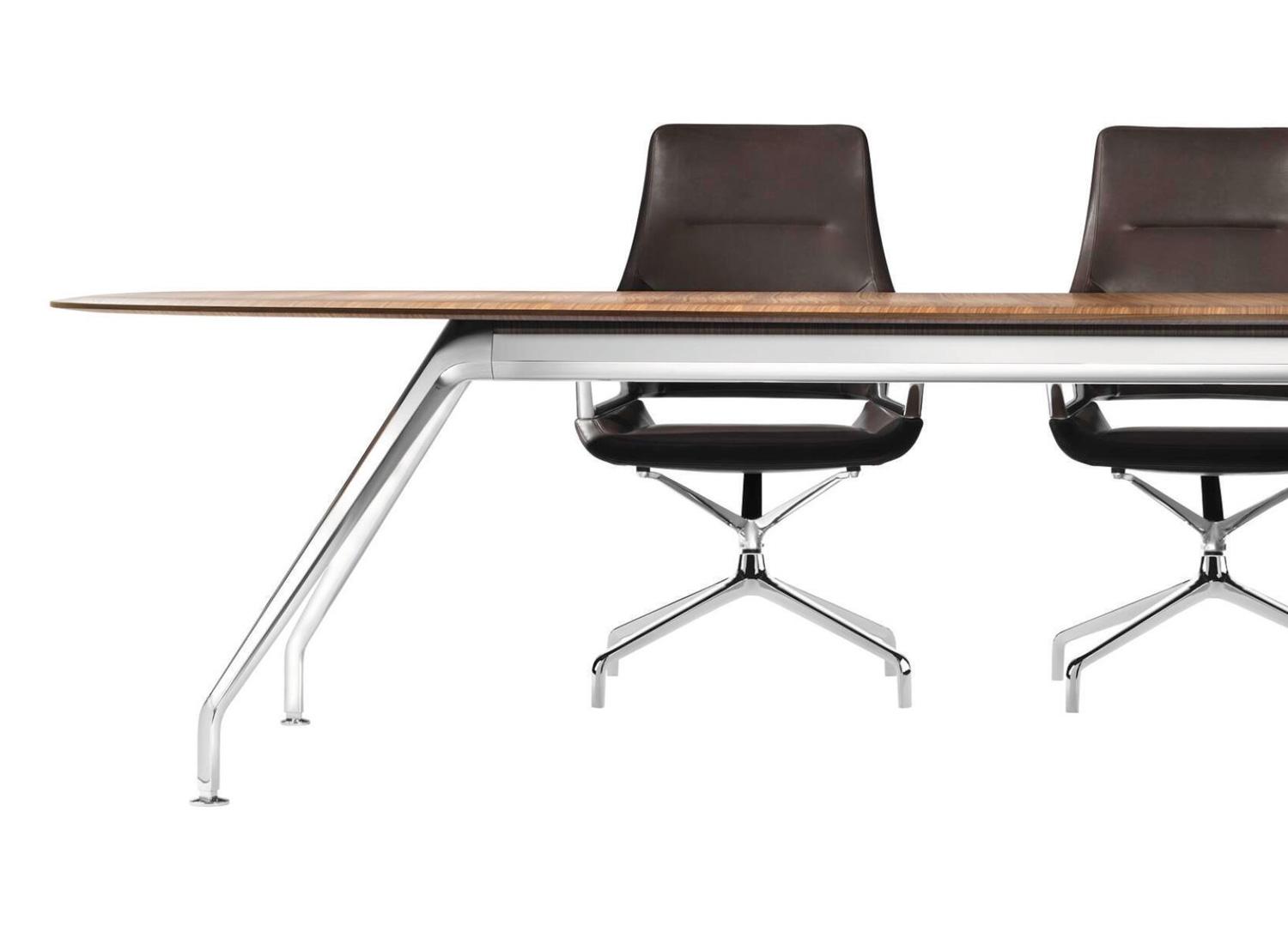 Wilkhahn Graph 301-5 aluminium verchroomd op glijders aan vergadertafel